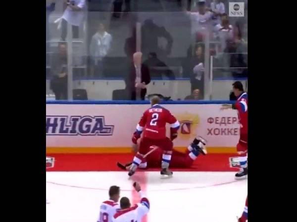 Putin jatuh tersungkur ketika melalui karpet merah yang berada di tepi gelanggang hoki ais.