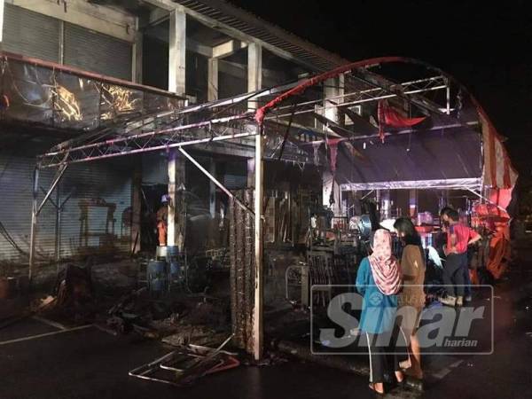 Keadaan kedai perabot dua tingkat yang musnah kebakaran pada jam 2.30 pagi tadi.