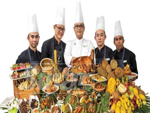 Cef Othman bersama sebahagian daripada 200 menu yang boleh dinikmati pada Ramadan kali ini
