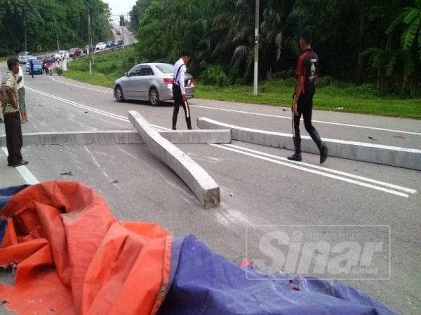 Setiap cerucuk konkrit tersebut dipercayai seberat 600 kilogram.