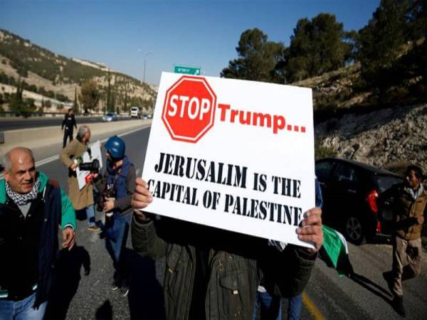 Penduduk Palestin membantah keputusan pentadbiran Trump memindahkan kedutaan mereka dari Tel Aviv ke Baitulmaqdis pada tahun lalu.