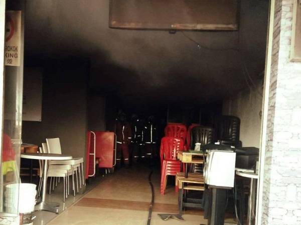 Keadaan kedai makan yang terbakar dalam kejadian pagi tadi. - Foto Ihsan Bomba