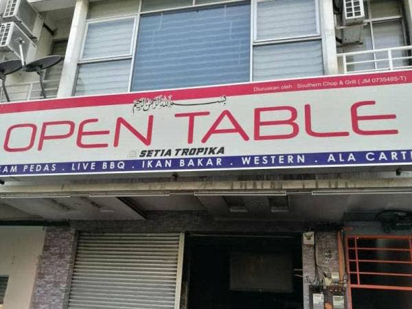 Stor sebuah kedai makan terbakar pagi tadi. - Foto Ihsan Bomba