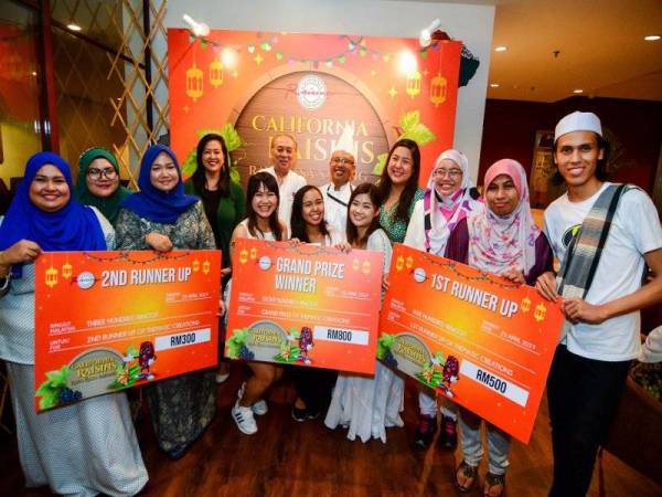 Richard Lieu (baris belakang, dua dari kiri) bersama pasukan pemenang. 