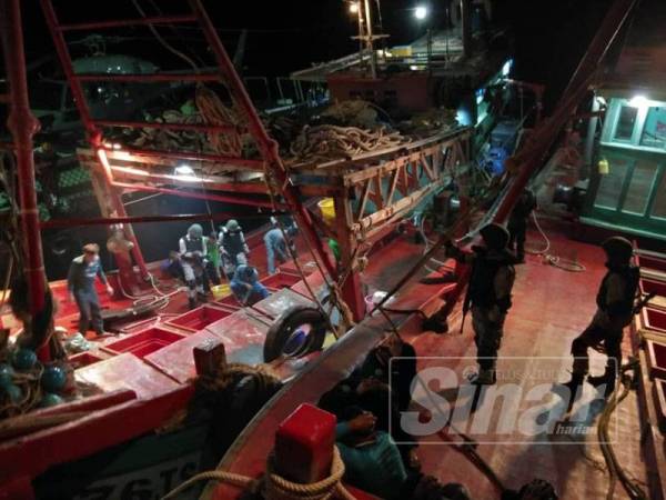 Seramai 18 awak-awak ditahan kerana menceroboh perairan negara dan menangkap ikan secara haram.