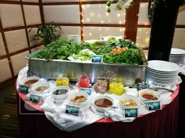 Ulam-ulaman enak dinikmati bersama sambal belacan, budu atau cencaluk.