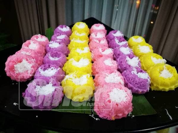 Warna kuih yang pelbagai membangkitkan keinginan untuk menikmatinya