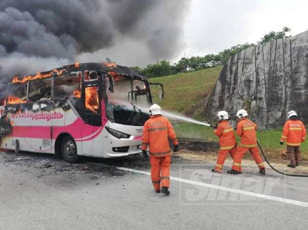 Keadaan bas ekspres yang terbakar.