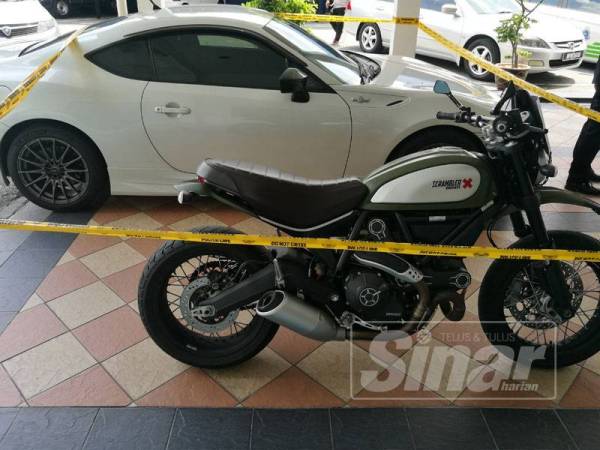 Rampasan dua buah kenderaan yang dibuat dalam serbuan di sebuah rumah teres dua tingkat di Kelana Jaya, Petaling Jaya, semalam.