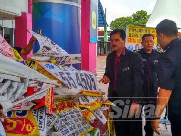 Rafee melihat sebahagian iklan haram yang berjaya diturunkan penguat kuasa MPHTJ.