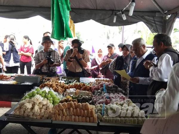Sivanesan memeriksa sebuah gerai di Bazar Ramadan Stadium Perak, di sini hari ini.