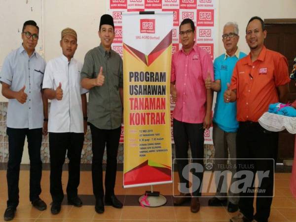 Shah (tiga, kanan), Muhammad Muammar (kanan) teruja selepas menyempurnakan gimik perasmian program menandatangani memorandum kerjasama di antara usahawan tanaman kontrak dan SRG Agro Berhad di Dewan Seri Selinsing.