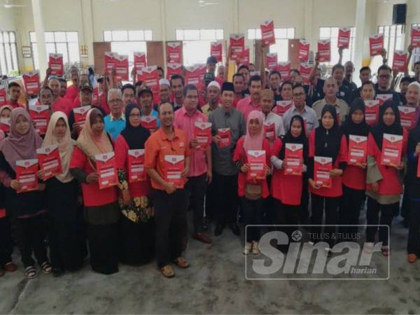 Shah (enam, kiri) dan Abdul Yunus (tujuh, kiri) bergambar kenangan bersama 80 peserta projek tanaman kontrak cendawan Volverella di daerah Kerian yang bekerjasama dengan SRG Agro Berhad.