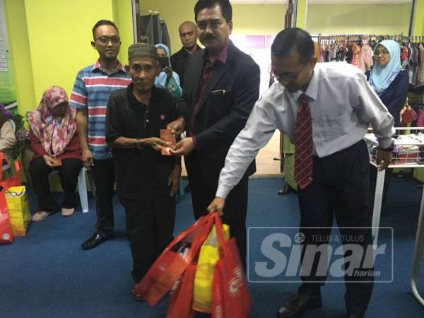 Warga emas, Jantan Yatim, 75 menerima sumbangan yang disampaikan Yang Dipertua MPHTJ, Mohd Rafee Ibrahim.