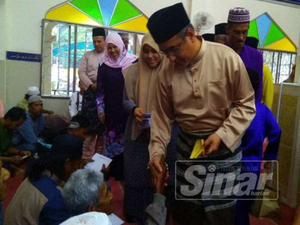 Adly ketika menyampaikan sumbangan kepada penerima pada majlis sumbangan bantuan Ramadan dan Majlis Iftar Parlimen Masjid Tanah di Masjid Umar Al-Khattab, Lendu, di sini tadi.
