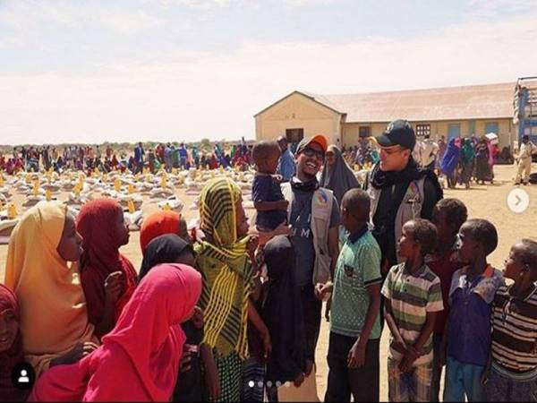 Faizal bersama sebahagian kanak-kanak yang menerima bantaun di Somaliland. - Foto Instagram Faizal Tahir
