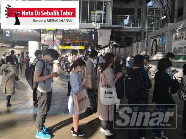 Penumpang Stesen Osaka yang menjadi aliran transit kereta api utama bandaraya itu tetap tenang menanti ketibaan gerabak.
