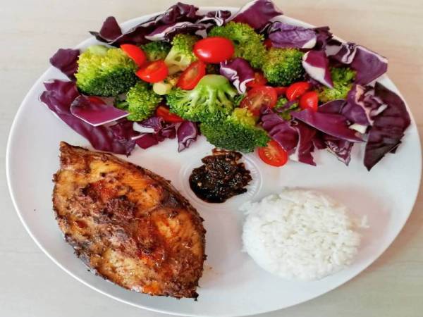 Contoh kombinasi nasi segenggam bersama lauk dan sayur.