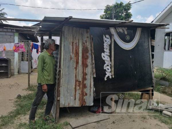 Bangsal yang didiami Mohd Arif dibina daripada zink terpakai.
