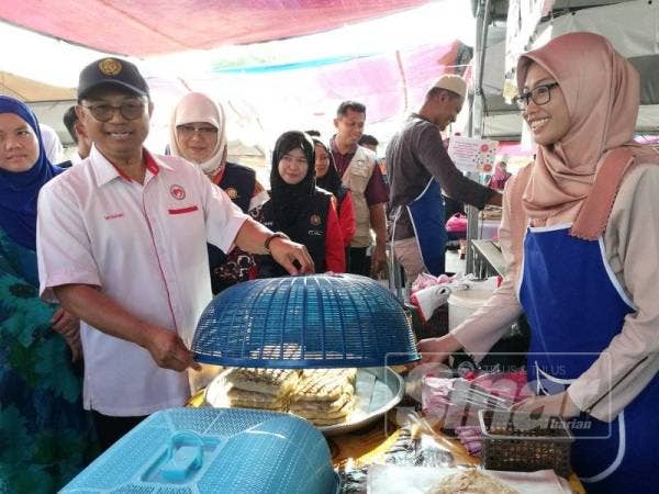 Sha'ari berpuas hati dengan seorang peniaga murtabak yang menutup makanannya daripada tercemar ketika melakukan Walkabout di bazar bandar Pekan di sini, semalam.