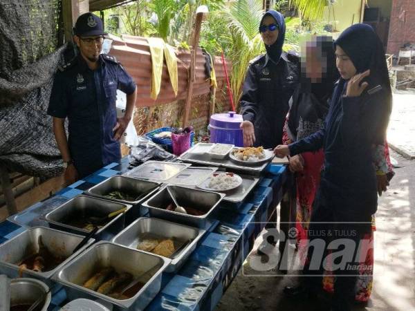 Anggota penguatkuasa JAIPk menunjukkan sebahagian lauk pauk yang dijual seorang peniaga di sebuah pondok di belakang rumahnya untuk dibeli individu tidak berpuasa di Kampung Teluk, Bagan Serai hari ini.