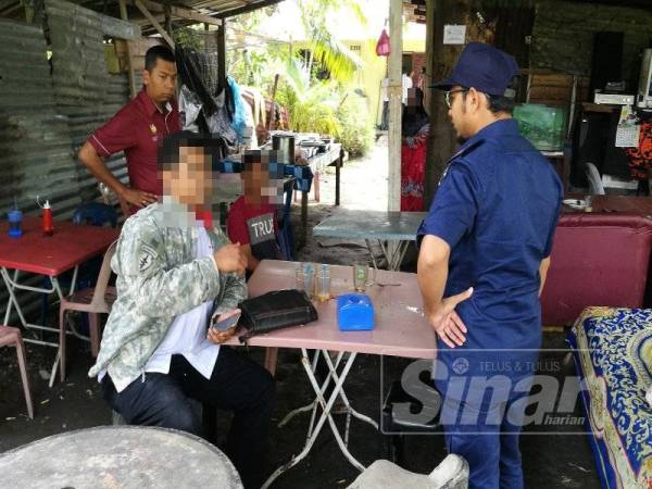 Anggota penguatkuasa JAIPk mengeluarkan saman kepada dua individu dipercayai tidak menghormati bulan Ramadan dengan makan di khalayak ramai.