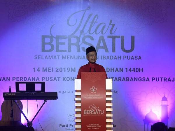 Perdana Menteri yang juga Pengerusi Parti Pribumi Bersatu Malaysia Tun Dr Mahathir Mohamad berucap pada Majlis Iftar Bersatu di Pusat Konvensyen Antarabangsa Putrajaya (PICC) semalam. - Foto Bernama