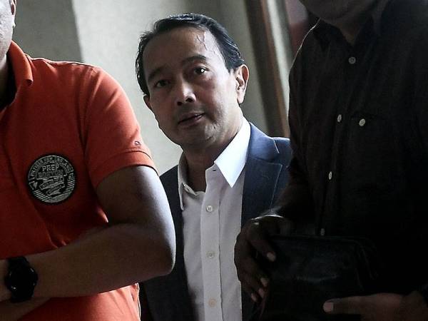 Pengarah Urusan Ihsan Perdana Sdn Bhd Datuk Dr Shamsul Anwar Sulaiman ketika keluar dari bilik saksi di pekarangan mahkamah pada prosiding perbicaraan kes bekas Perdana Menteri Datuk Seri Najib Tun Razak membabitkan dana SRC International Sdn Bhd di Kompleks Mahkamah Kuala Lumpur hari ini. - Foto Bernama