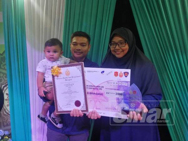 Siti Aishah ditemani suami pada majlis penyampaian hadiah pertandingan tersebut.