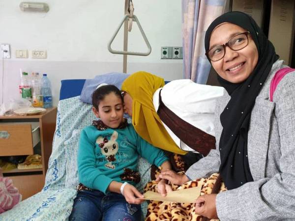 Kanak-kanak turut mendapat sumbangan wang daripada pihak syarikat