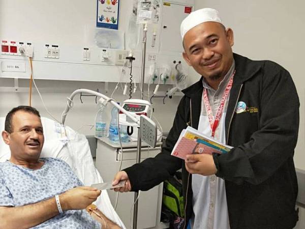 Khairol menyampaikan sumbangan wang kepada pesakit di Hospital Maqasid Aqsa