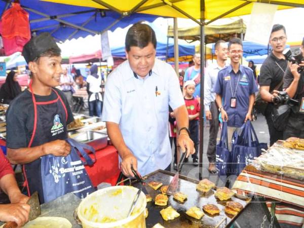 Loy Sian menunjukkan skil memasak murtabak.