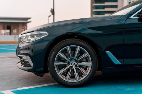 Rim aloi 18-inci dengan tayar run-flat.