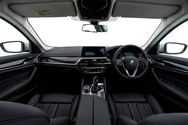 Ruang kokpik serba hitam.