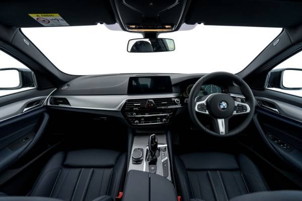 




Ruang kokpik BMW 530e M Sport yang sporty.