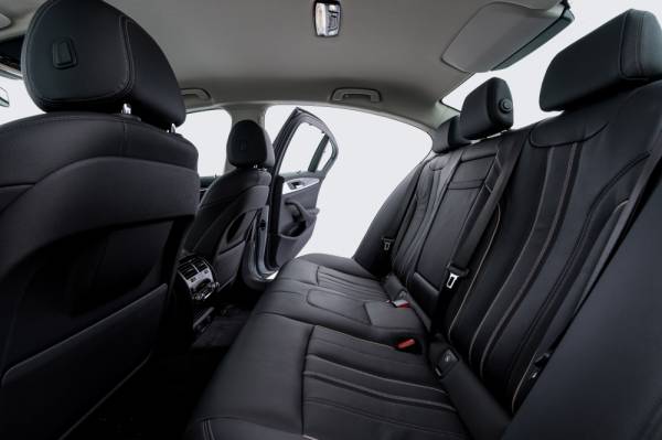




Ruang tempat duduk penumpang BMW 520i Luxury.