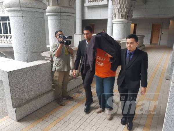 Tertuduh yang juga CEO sebuah syarikat swasta dibawa keluar dari Mahkamah Majistret Putrajaya selepas perintah sambung reman ke atasnya, hari ini.