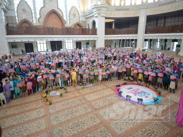 Peserta-peserta mengangkat plakad #QuranHour selepas Program Pembudayaan al-Quran: Hasil 2019 #QuranHour anjuran PERKIS Kuala Lumpur dengan kerjasama Jabatan Khidmat Korporat LHDN di Masjid Wilayah Persekutuan hari ini. Foto: SHARIFUDIN ABDUL RAHIM