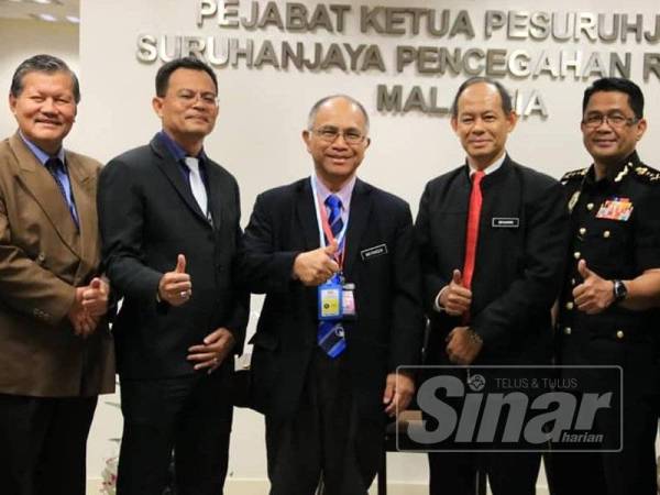 Naib Canselor KUIM, Prof Dr Md Radzai Said (dua, kiri) bersama pengurusan tertinggi KUIM serta Ketua Pesuruhjaya SPRM, Datuk Seri Mohd Shukri Abdull.
