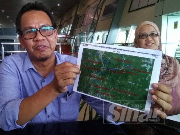 Mohd Sofi menunjukkan kawasan yang dilakukan pembenihan awan ketika ketika sidang media mengenai pembenihan awan di Lapangan Terbang Antarabangsa Melaka (LTAM), Batu Berendam, di sini, hari ini.