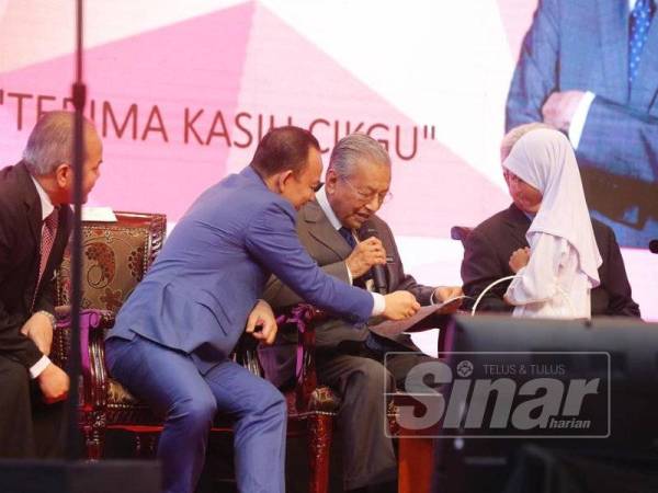Dr Mahathir tersentuh dan sebak sewaktu mengucapkan 'Selamat Hari Guru' di hadapan ribuan guru dan tenaga pengajar ketika menyampaikan ucapan perasmian Hari Guru 2019 Peringkat Kebangsaan ke 48 tadi.
