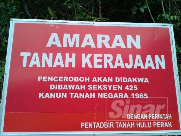 Papan tanda amaran yang dipasang selepas halangan yang dibina penduduk dibuka.