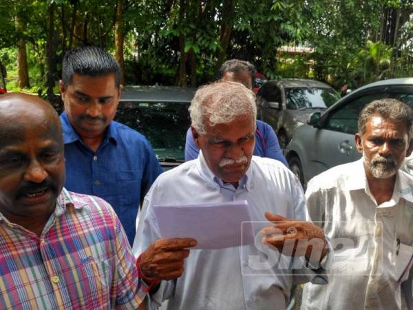 Sunderam (dua dari kanan) berharap kerajaan segera membincangkan perkara ini dalam kabinet.