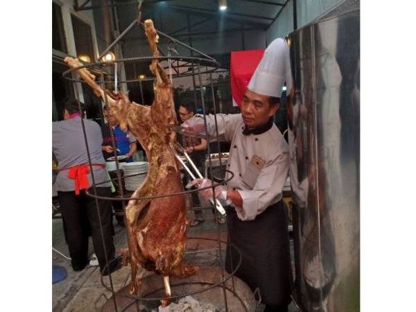 Chef Suhaimi memotong kambing bakar maghribi untuk disajikan kepada pelanggan yang berbuka puasa di Jupiter Coffee House, RHR Hotel @Uniten.