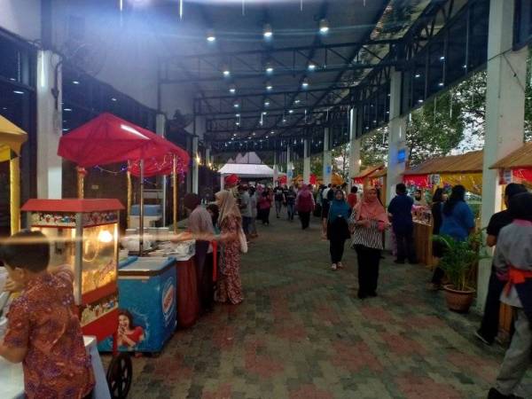 Bufet Iftar Nusantara menyajikan lebih 100 jenis juadah.