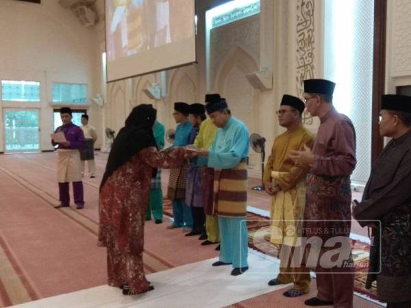 Sultan Sharafuddin (lima, kanan) bersama Amirudin (enam, kanan), Syed Zainal Abidin (empat, kanan) dan Mohd Azraai (tiga, kanan) bersedia untuk membaca Yassin bersama semua warga UiTM yang hadir hari ini.