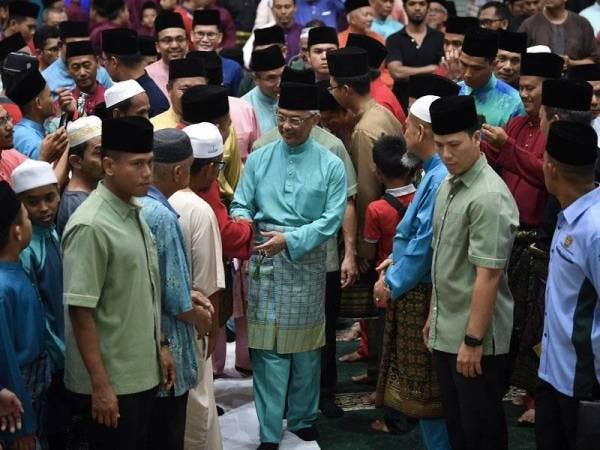 Yang di-Pertuan Agong Al-Sultan Abdullah Ri'ayatuddin Al-Mustafa Billah Shah (tengah) berkenan beramah mesra bersama jemaah sebelum menunailam Solat Maghrib berjemaah selepas Majlis Berbuka Puasa di Masjid Al-Azim dekat Bukit Palah hari ini. Foto: Bernama