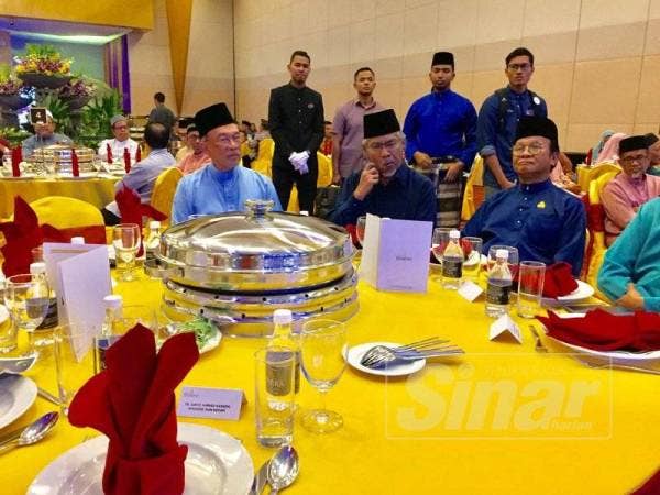 Anwar berbuka puasa pada Majlis Iftar Perdana sempena setahun pembebasannya dari penjara di Hotel Tenera, Bangi, hari ini.