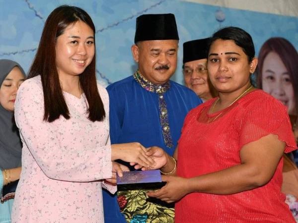 Liow Cai Tung menyampaikan sumbangan duit raya kepada K Rukumani pada Majlis Berbuka Puasa dan Penyampaian Sumbangan Aidilfitri Anjuran Majlis Perbandaran Pasir Gudang (MPPG) di Perkarangan Masjid An-Nur Pasir Gudang hari ini. Foto: Bernama