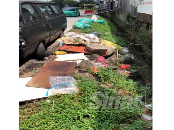 Sampah sarap yang ditinggalkan peniaga. 